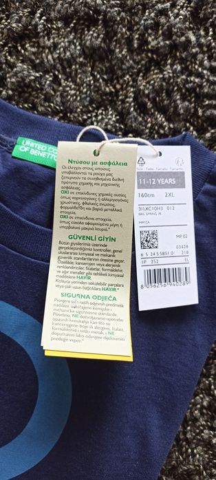 T-shirt azul nova com etiqueta da Benetton tamanho 11-12 anos