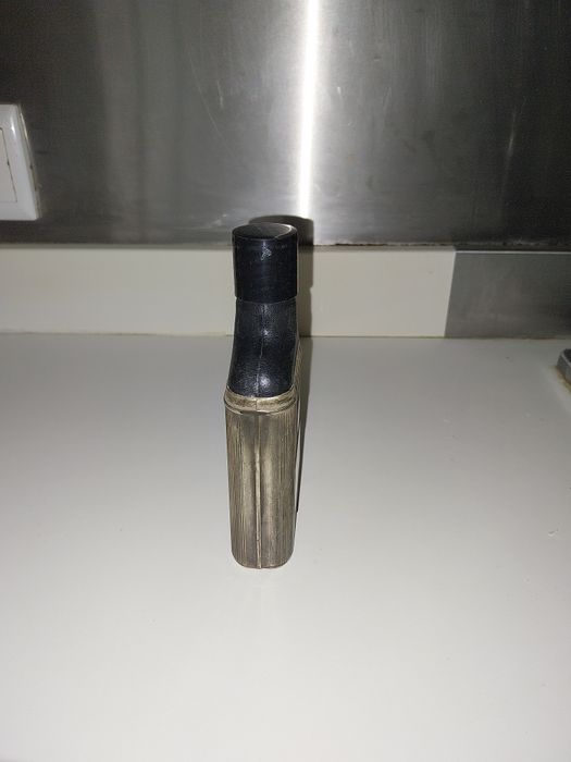Frasco antigo de bebida em plástico e metal para levar para os picnics