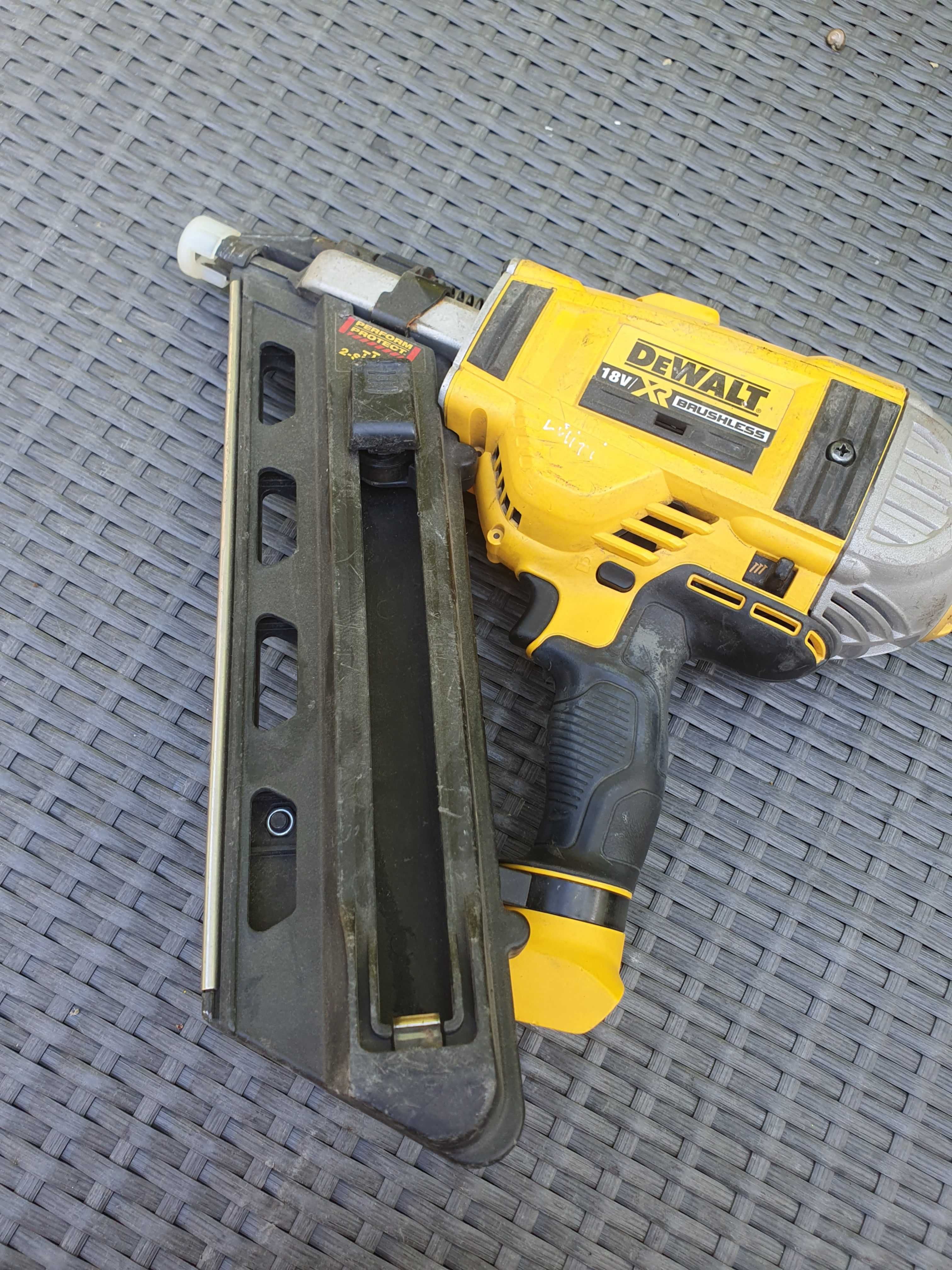 Gwozdziarka akumulatorowa DeWalt DCN692 w pelni sprawna