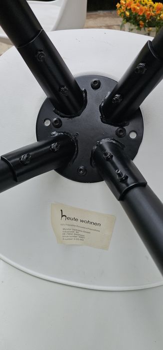 Krzesła białe plastikowe z czarnymi nogami modern 4 sztuki