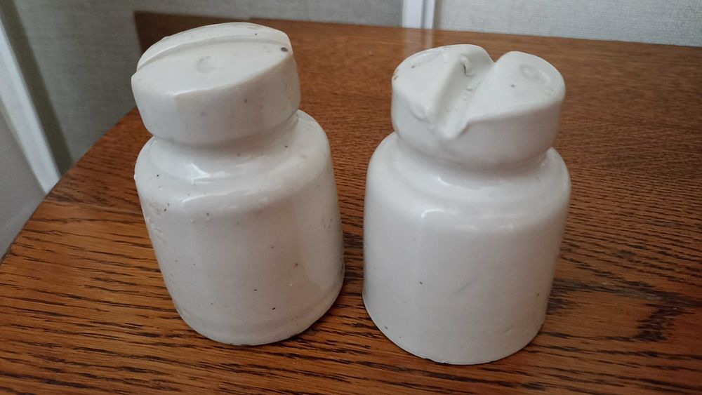 Два керамічні штирєві ізолятори 380 В  не пробиті в гарному стані