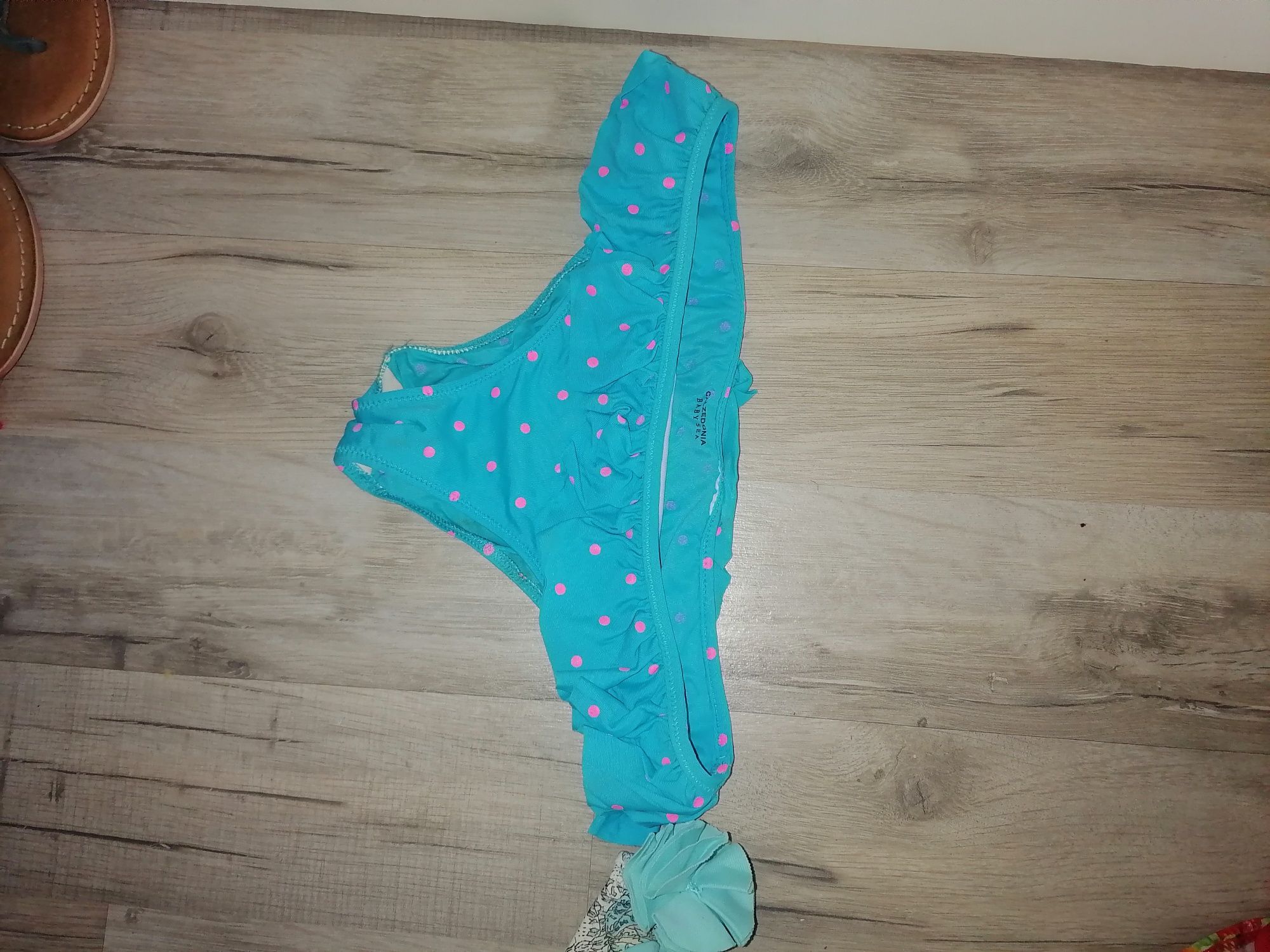 Bikinis e fatos de banho de menina