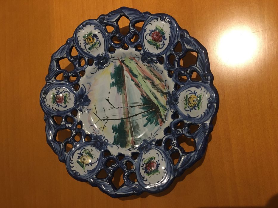 Pratos pintados à mão/ louça vasada de Alcobaça