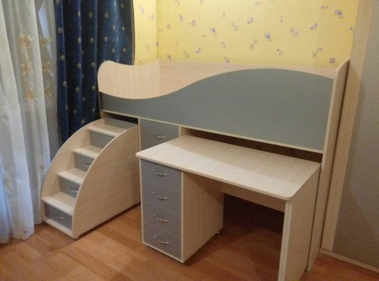 Комплект меблів ліжко та стіл