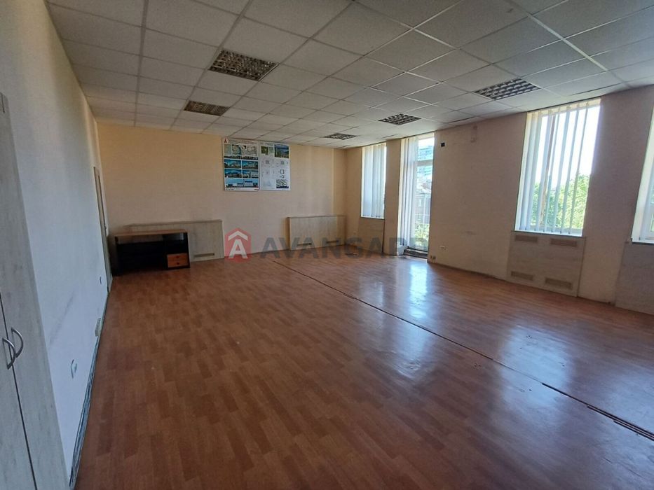 Продам 4-5 этаж нежилого помещения на набережной.