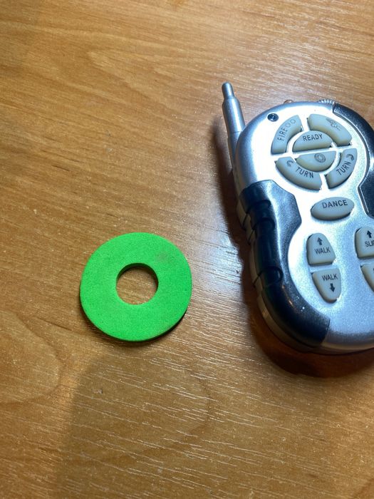 Робот на пульте управления Стреляет дисками