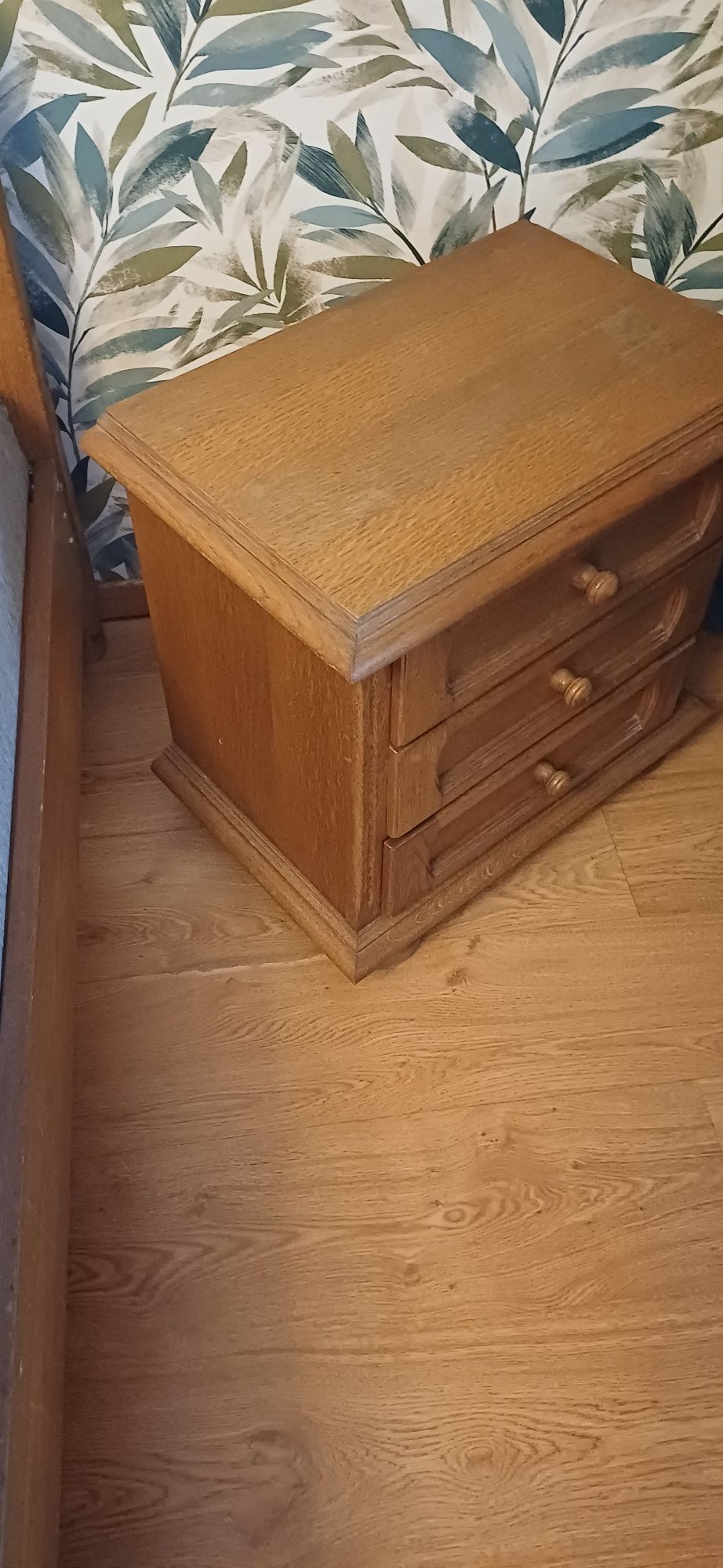 Łóżko i dwie szafki