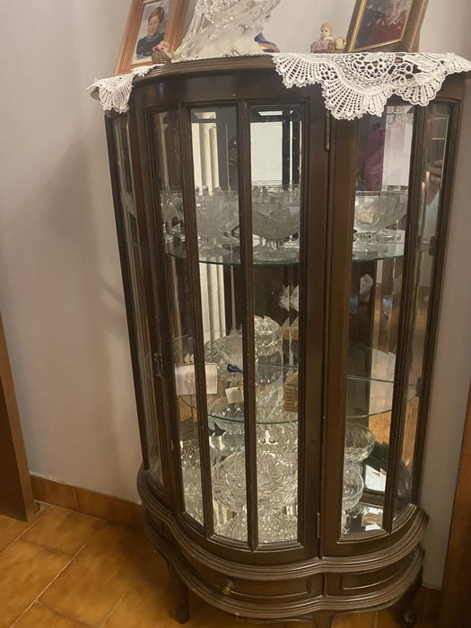 Vitrine em madeira