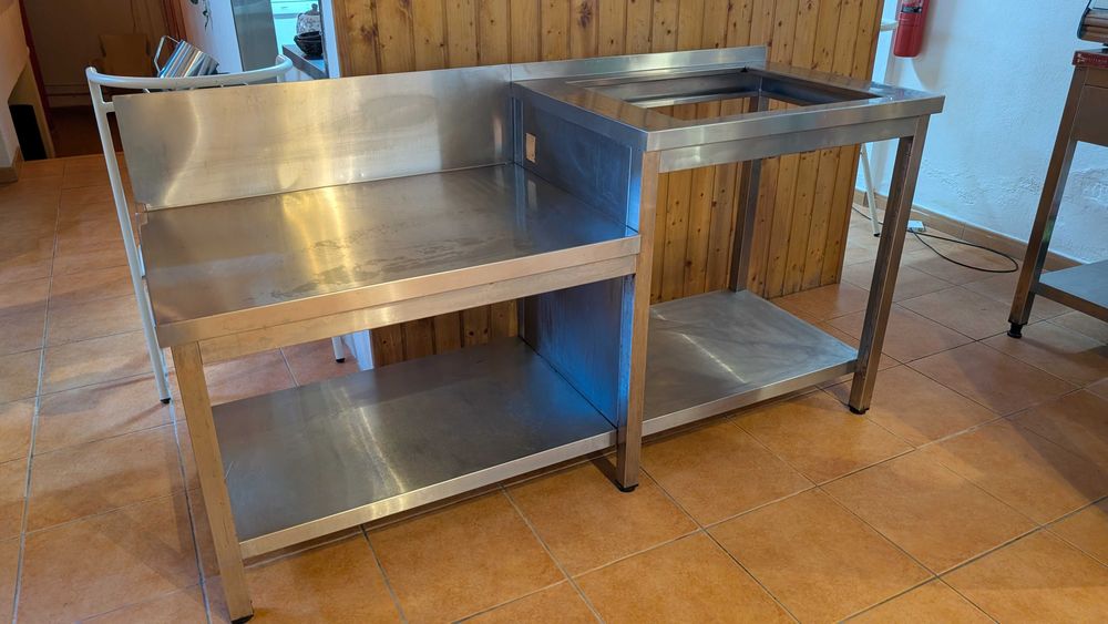Bancada de Inox com dois patamares e abertura para fogão.