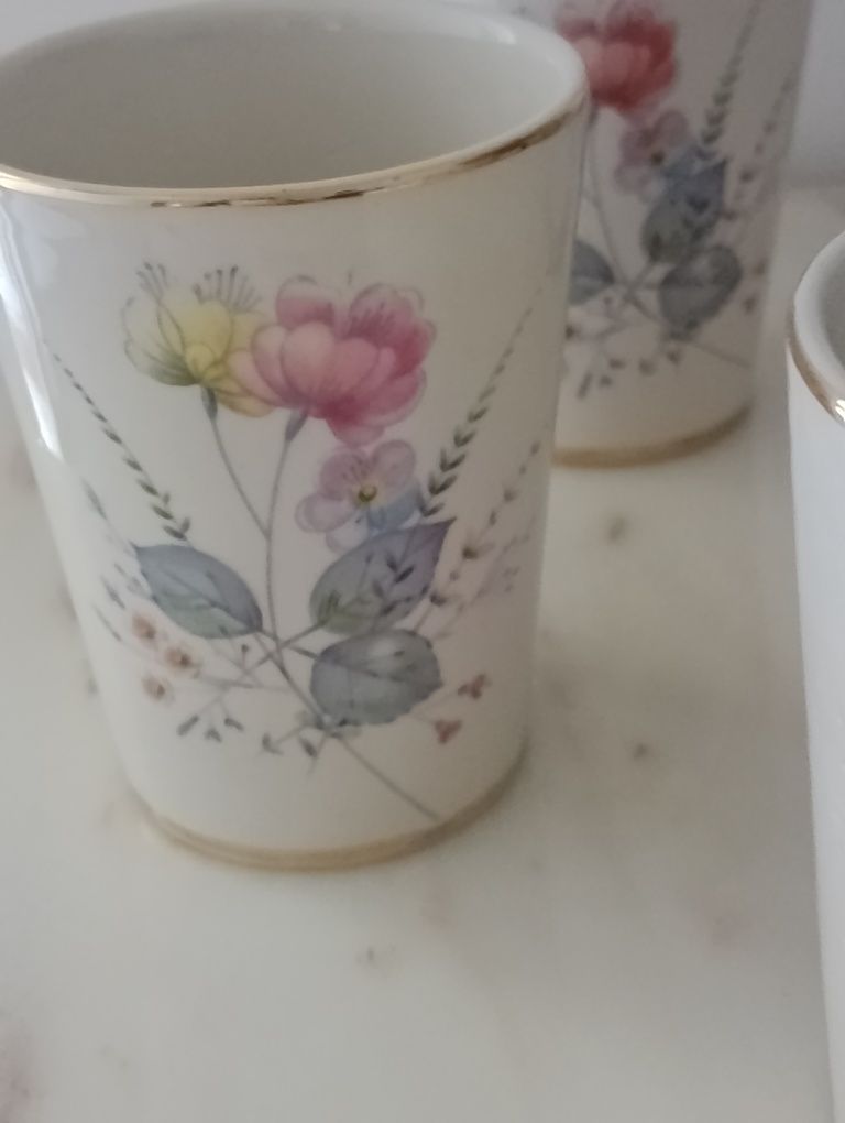 Jarro com 12 copos em porcelana