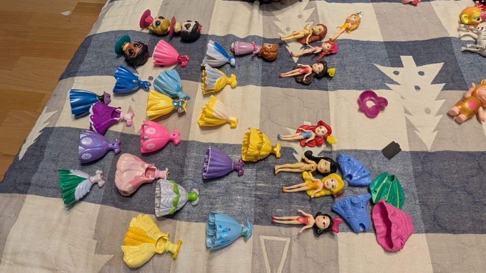 Набір ляльок з сукнями