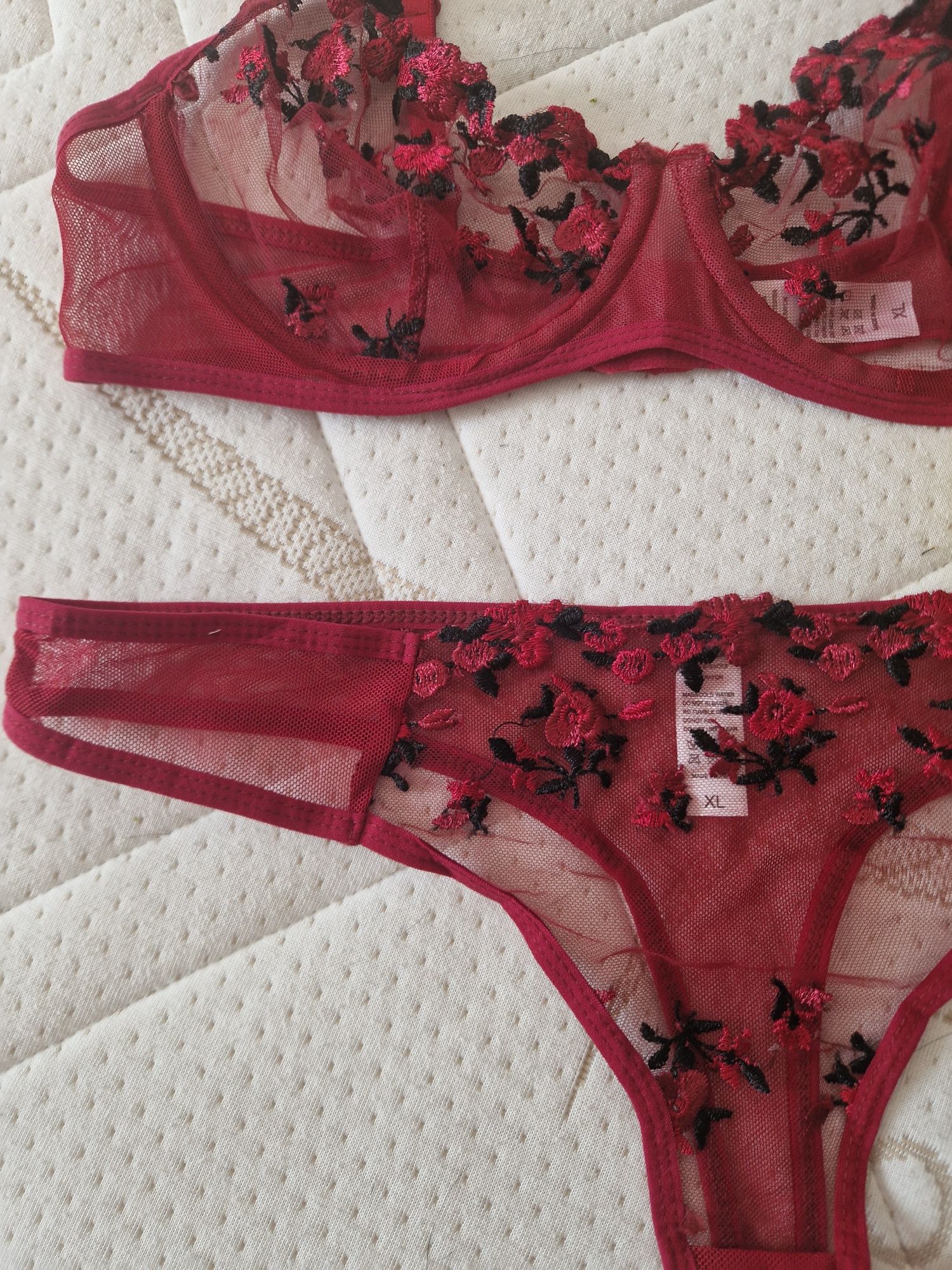 Luksusowy czerwony komplet bielizny haftowanej 42, XL plus size