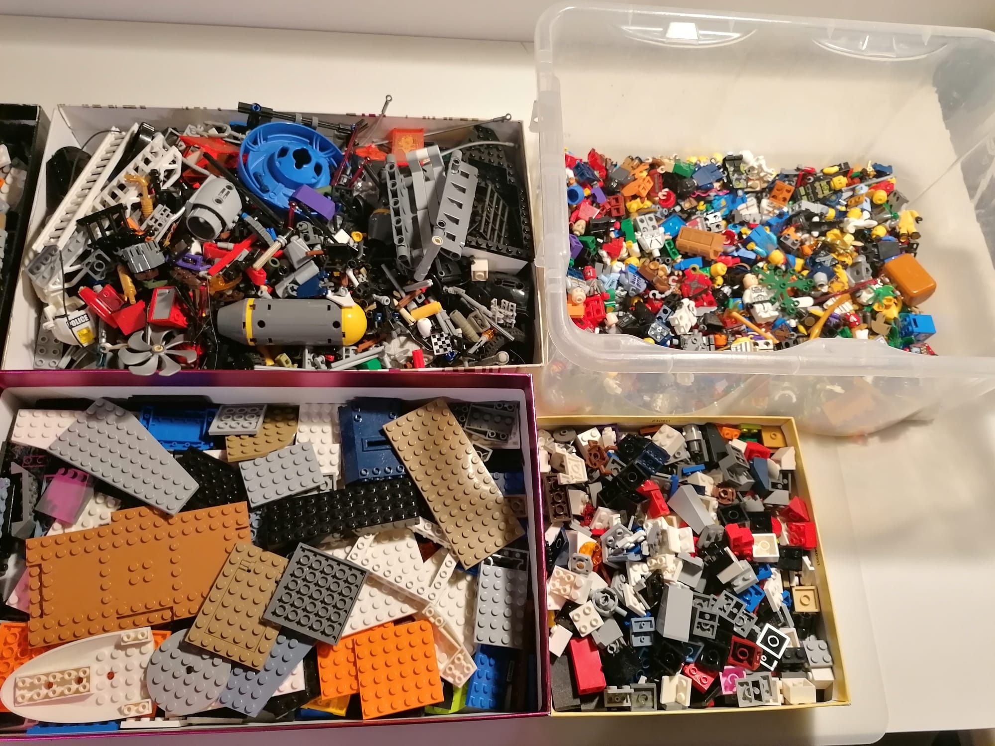 Sprzedam 38 zestawów klocków Lego