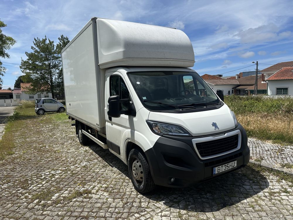 Peugeot Boxer com elevatoria traseira