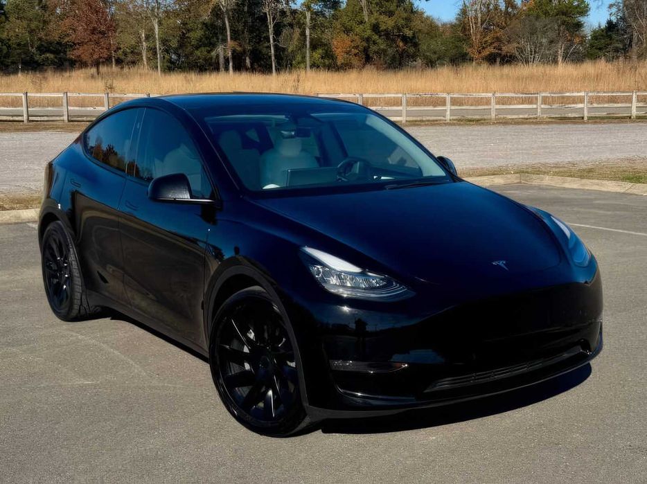 Tesla Model Y Long Range      2023