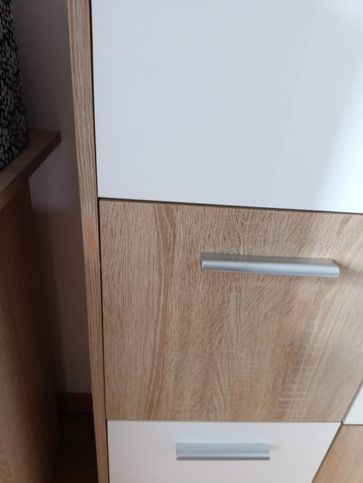 Komoda pionowa . 6 zamykanych szafeczek