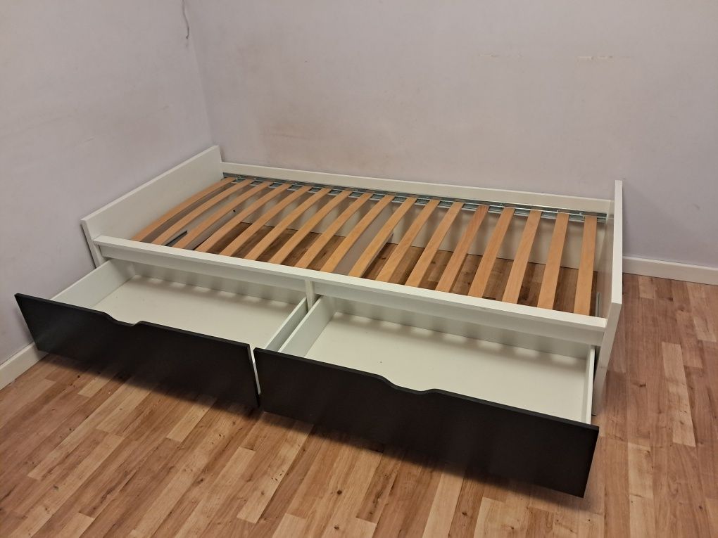 Białe łóżko pojedyncze IKEA z czarnymi szufladami 90x200 cm
