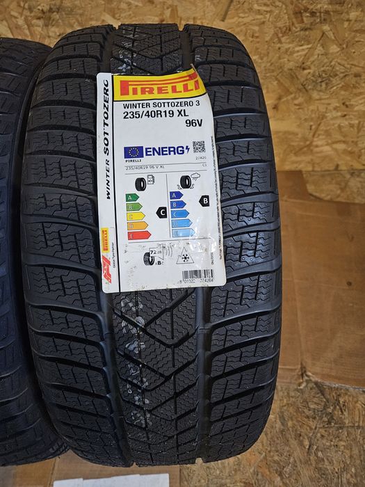 Opony zimowe 235/40/19 pirellli sottozero 3 2szt