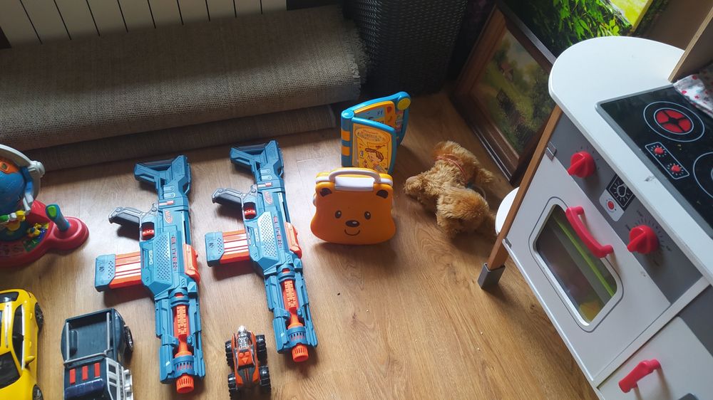 Zabawki bruder, jeździk, pistolet cena od 50 zł do 100 zł