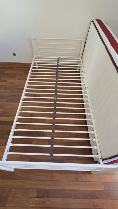 Cama solteiro em ferro Conforama