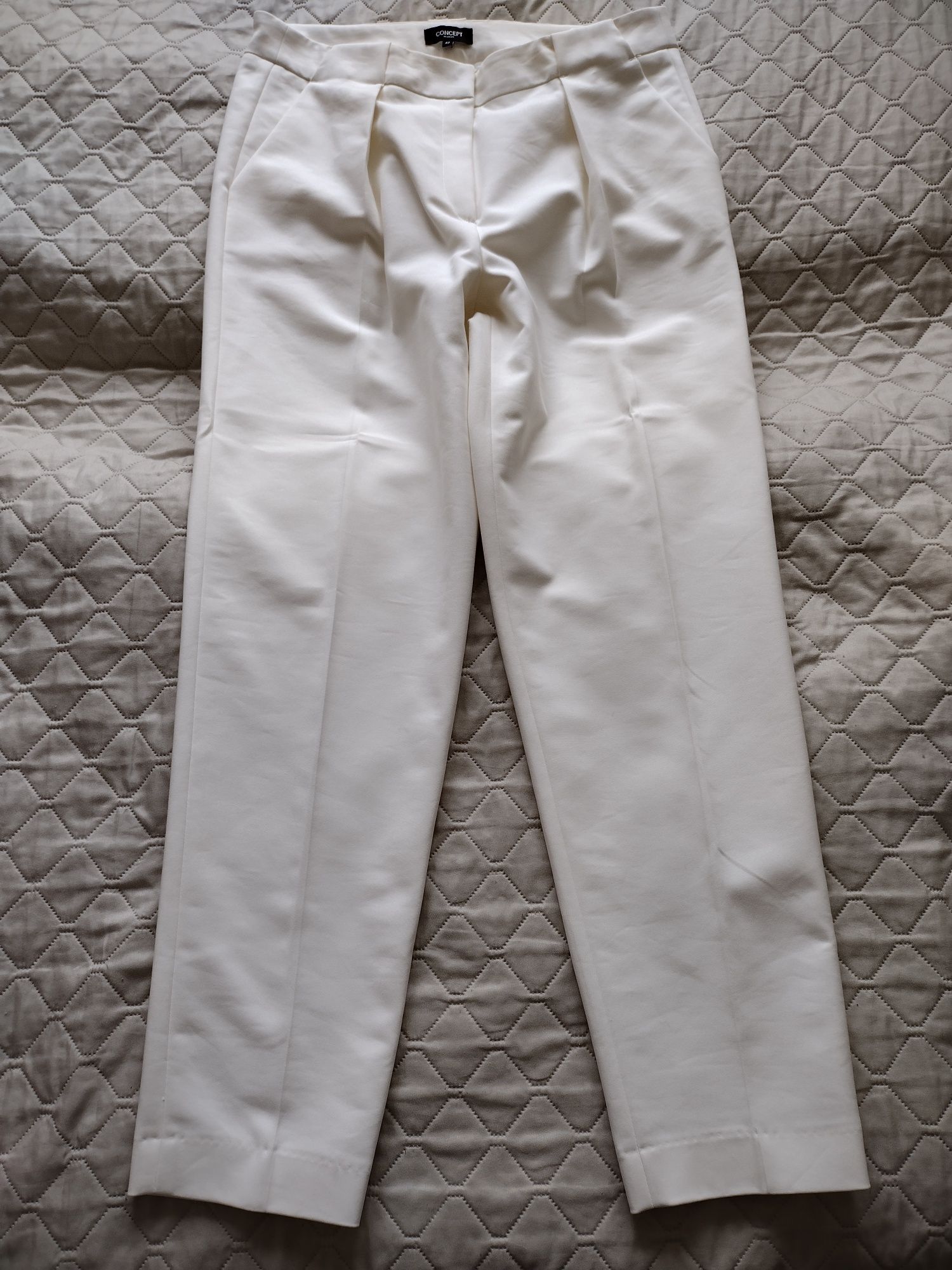 Reserved Concept spodnie cygaretki z kantem rozm.42  ecru