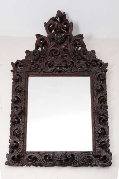 Imponente espelho com moldura em pau-santo