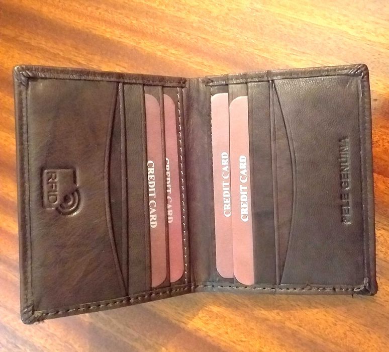 Carteira para notas e cartões de crédito