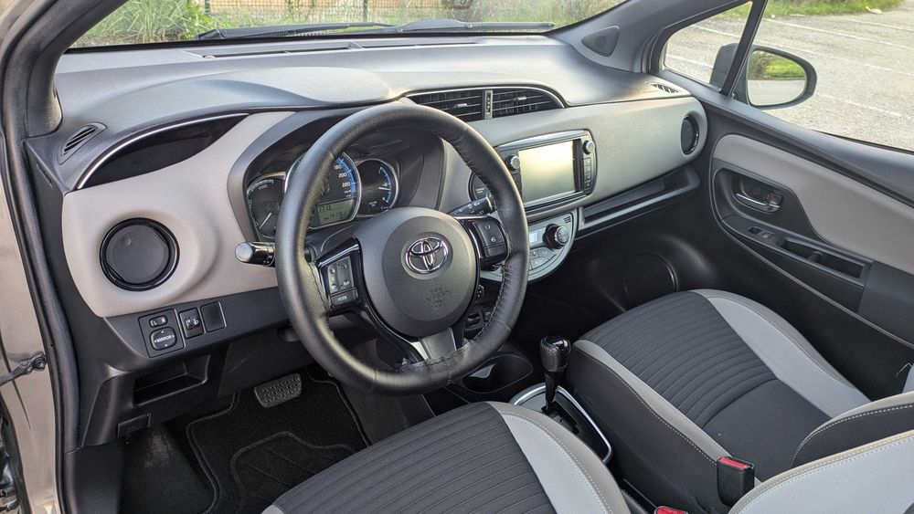 Toyota Yaris Hybrid HSD Square Collection - 2016