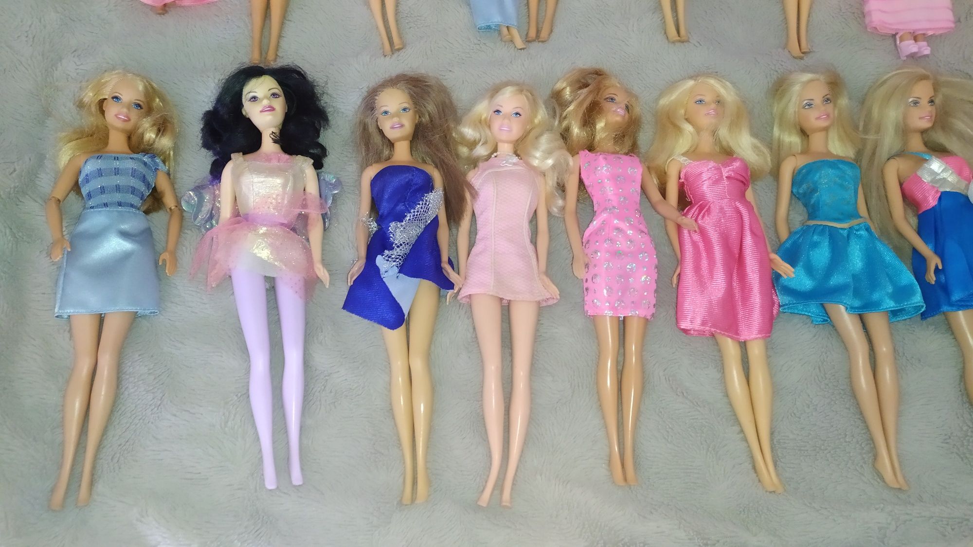 Barbie 15€ cada ou 20 por 199,99€, 5€ cada vestido ou 20 por 75€