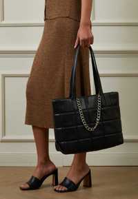 Duża modna czarna skórzana torebka z łańcuchem elegancka