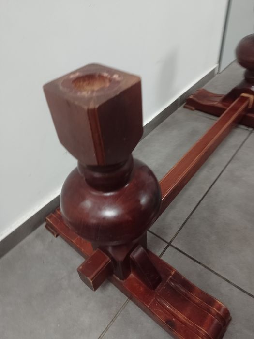 Sprzedam drewniane nogi do stołu.