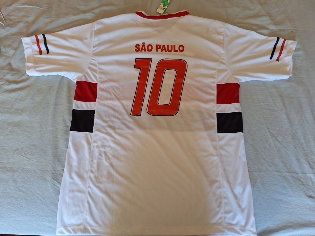 Camisolas oficiais de 2004 do Botafogo, São Paulo  e Cruzeiro.