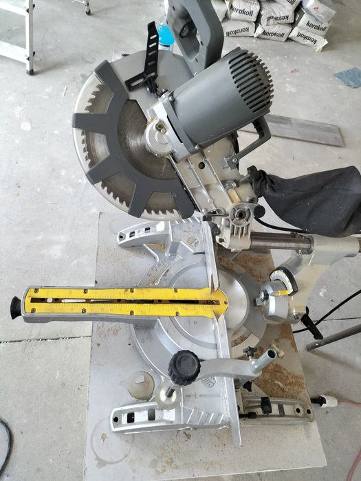 Piła ukosowa 305 mm z posuwem