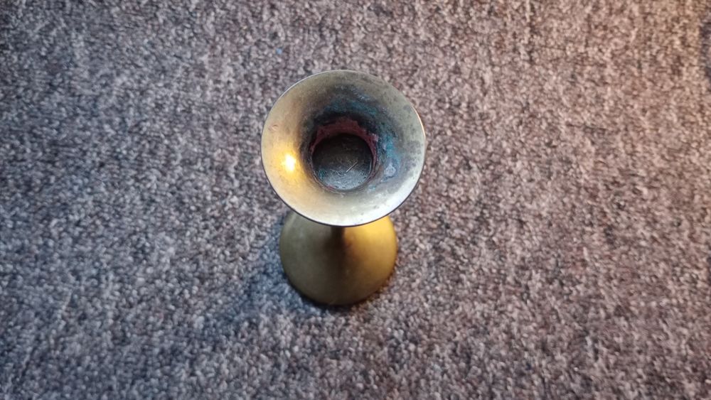 Mosiężny świecznik.