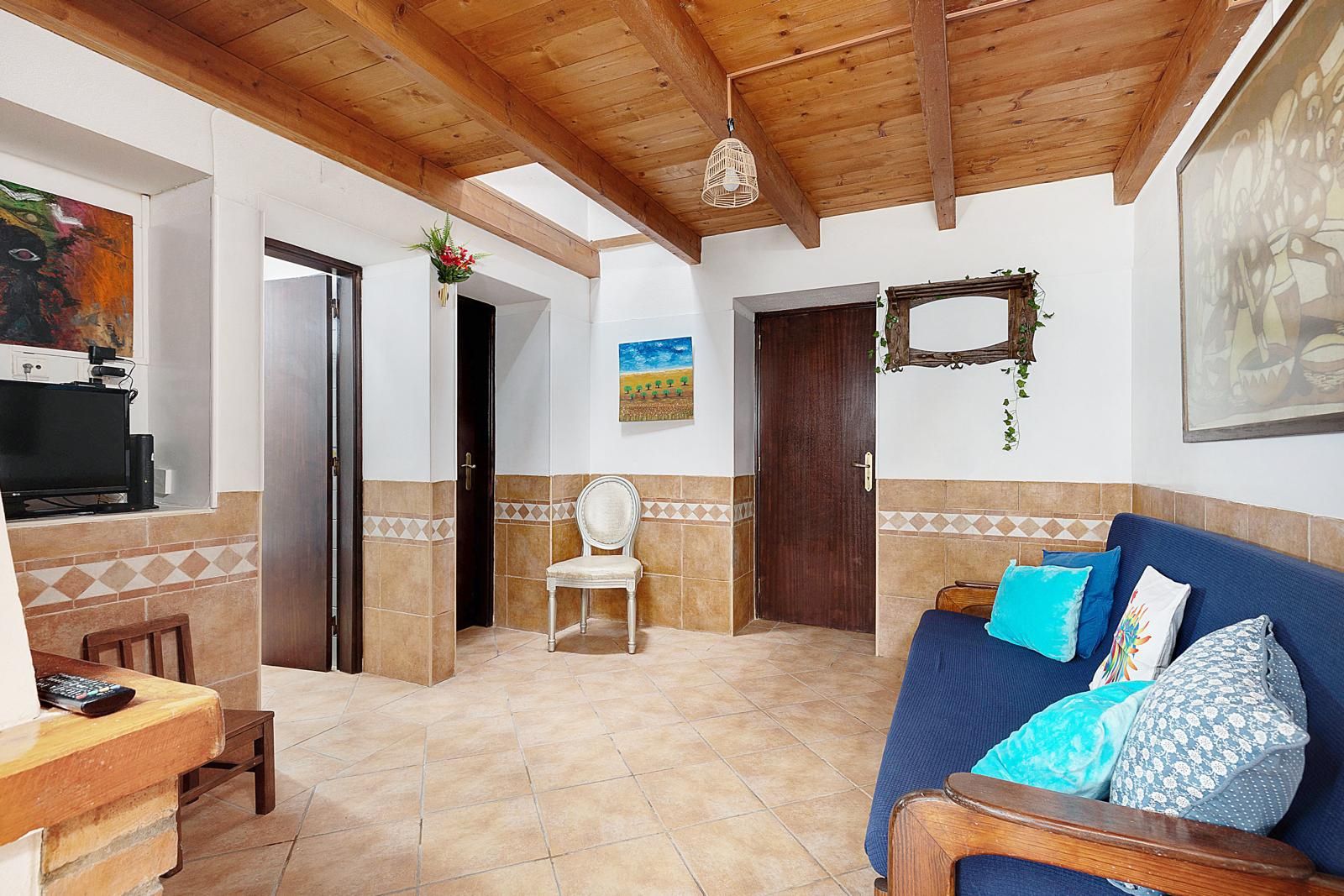 Casa térrea c quintal,t2+1 na EN120 / Rogil-Algarve. Animais. Julho pr