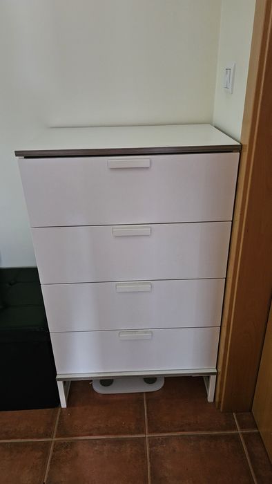 Vendo cómoda e 2 mesas de cabeceira