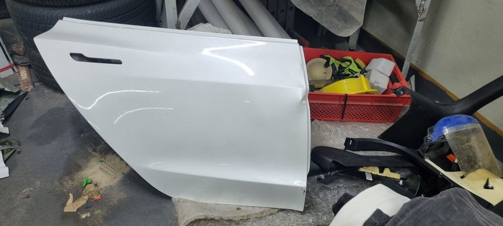 Задняя правая дверь Tesla model 3