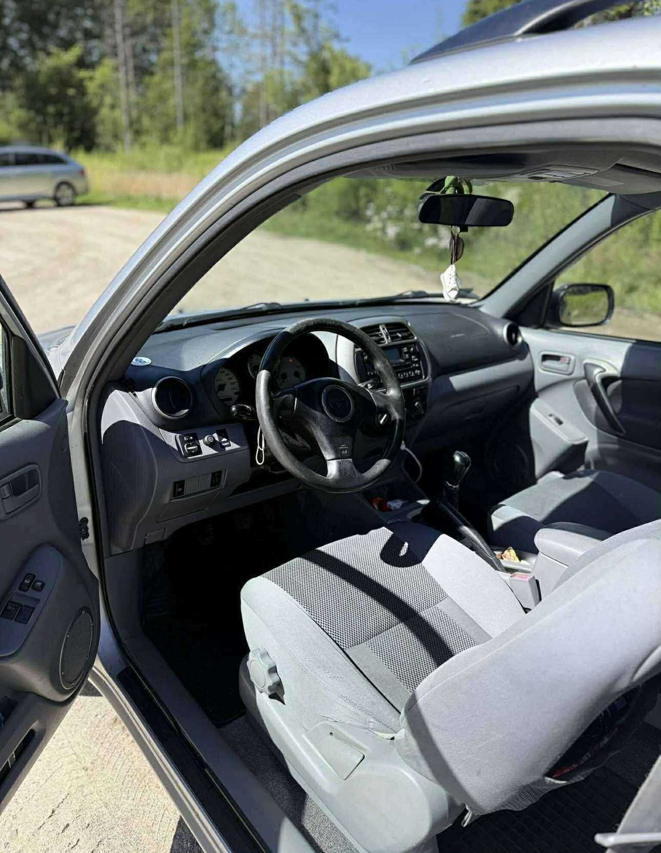 Toyote Rav-4 z 2001 roku 2.0 benzyna  4x4