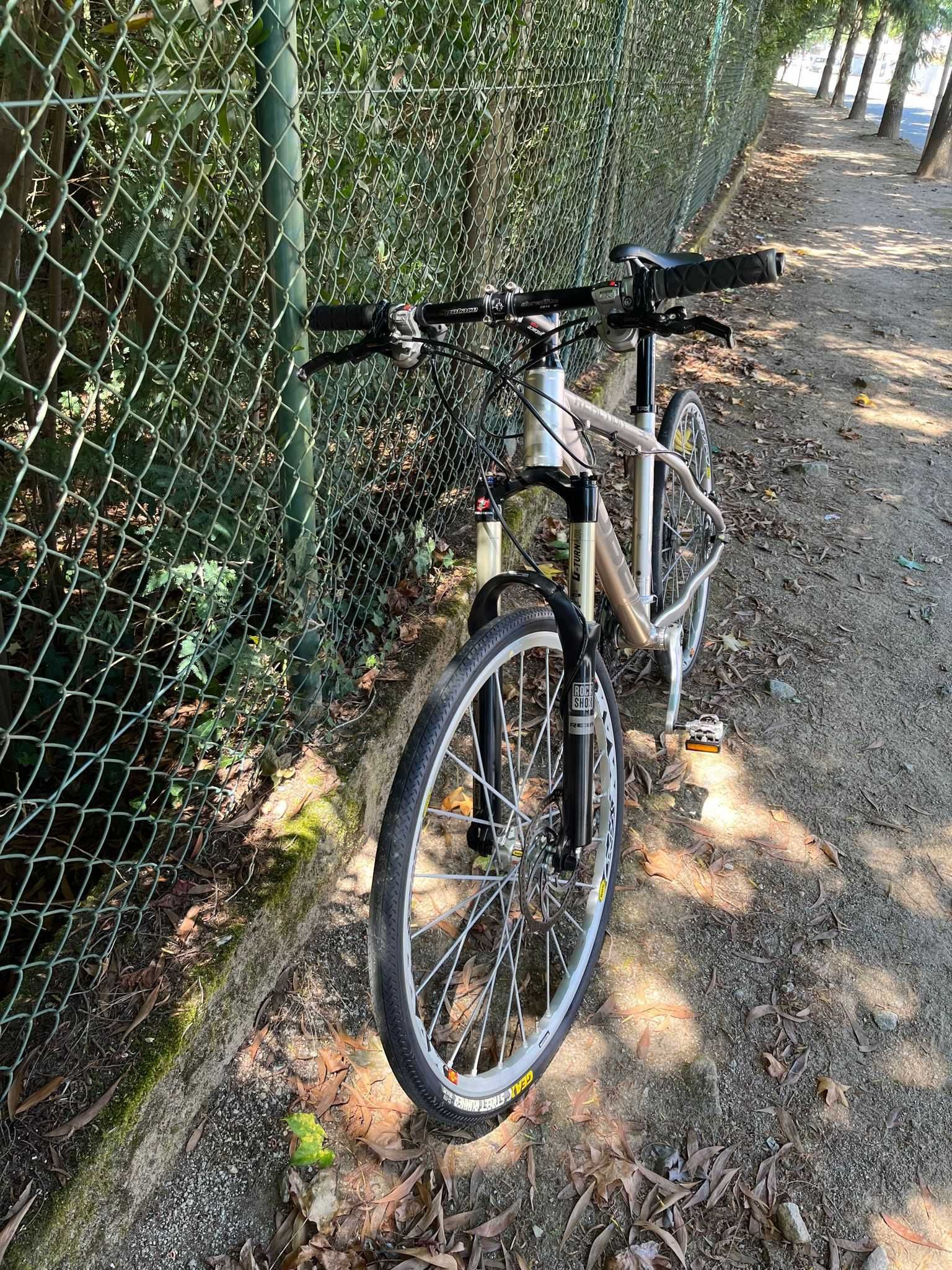 Bicicleta Cube em alumínio roda 26 tamanho M em excelente estado