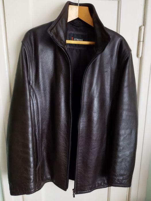 Шкіряна куртка коричнева.