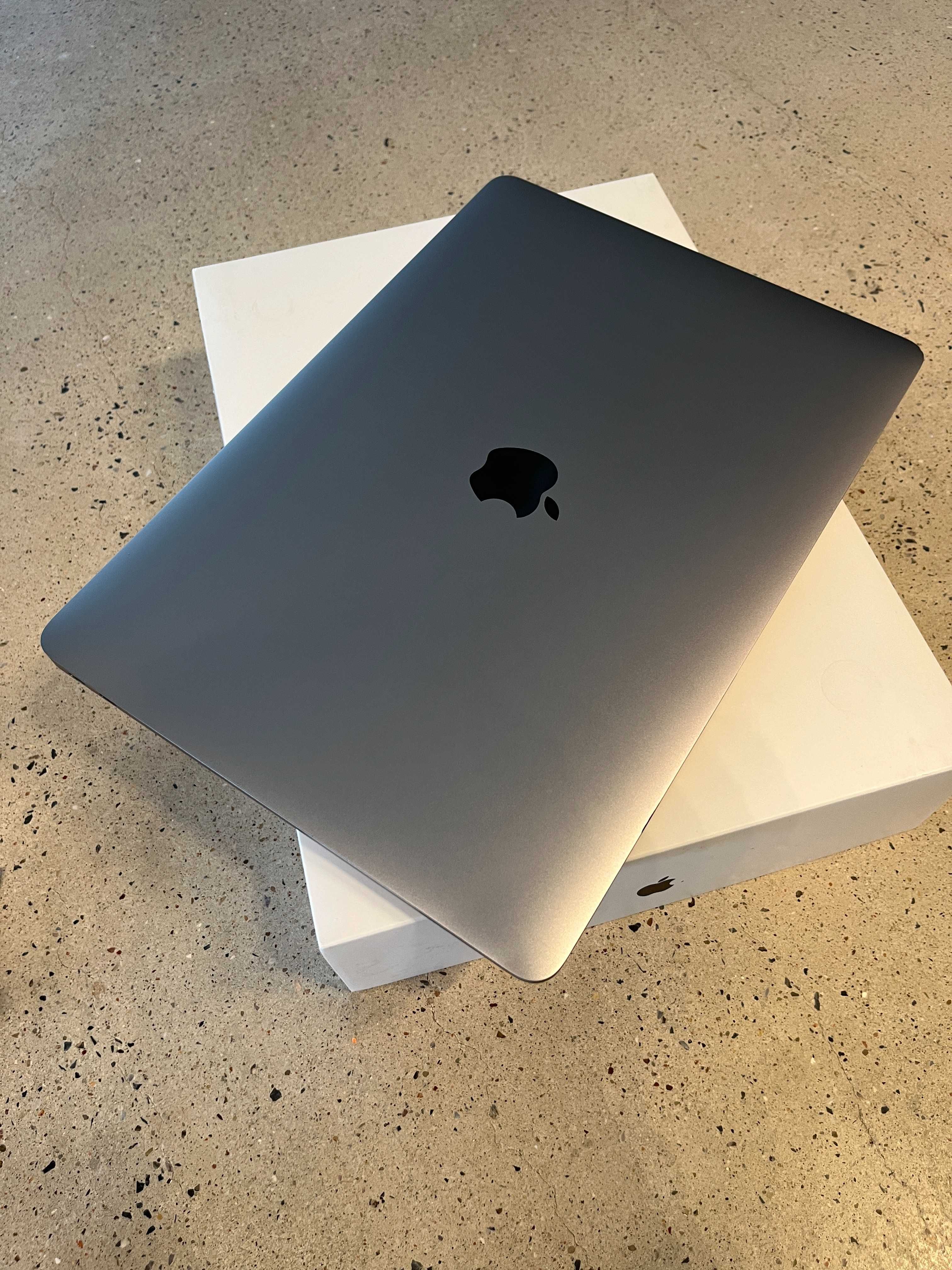 MacBook M1 Air 13.3” Retina 8GB / 256GB / Gwiezdna Szarość - IDEALNY