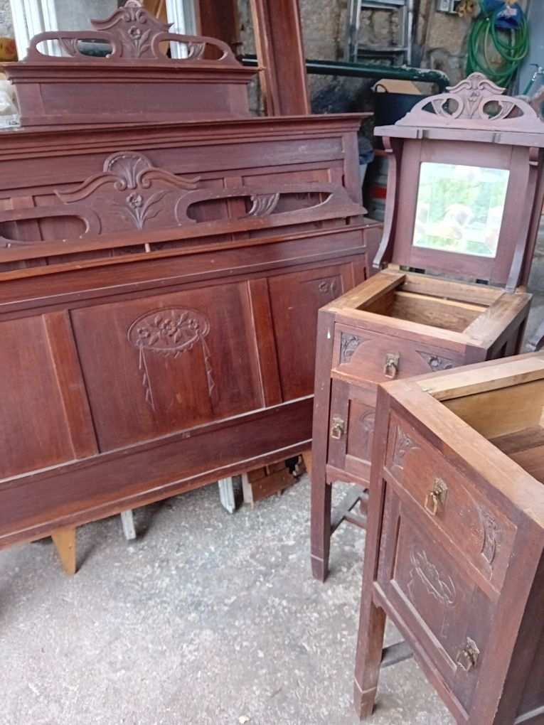 Cama e mesinhas de cabeceira