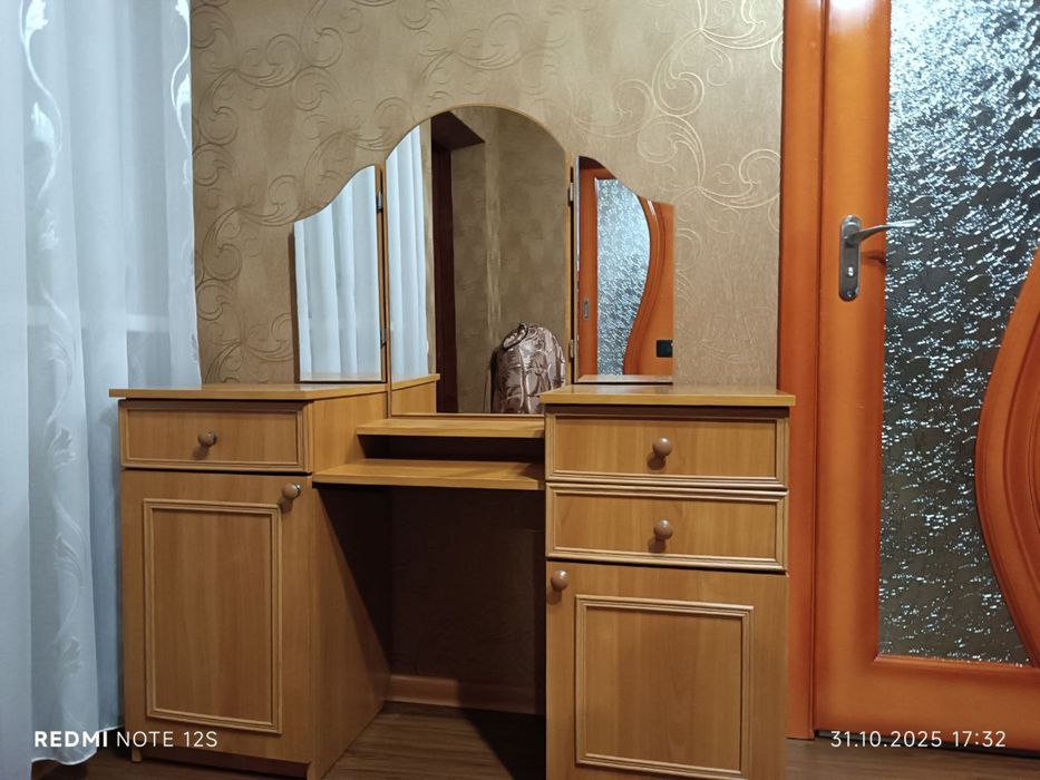 Продам тумбу з зеркалом