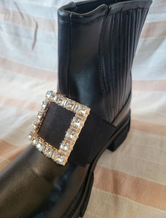 Botas pretas c/detalhe 39
