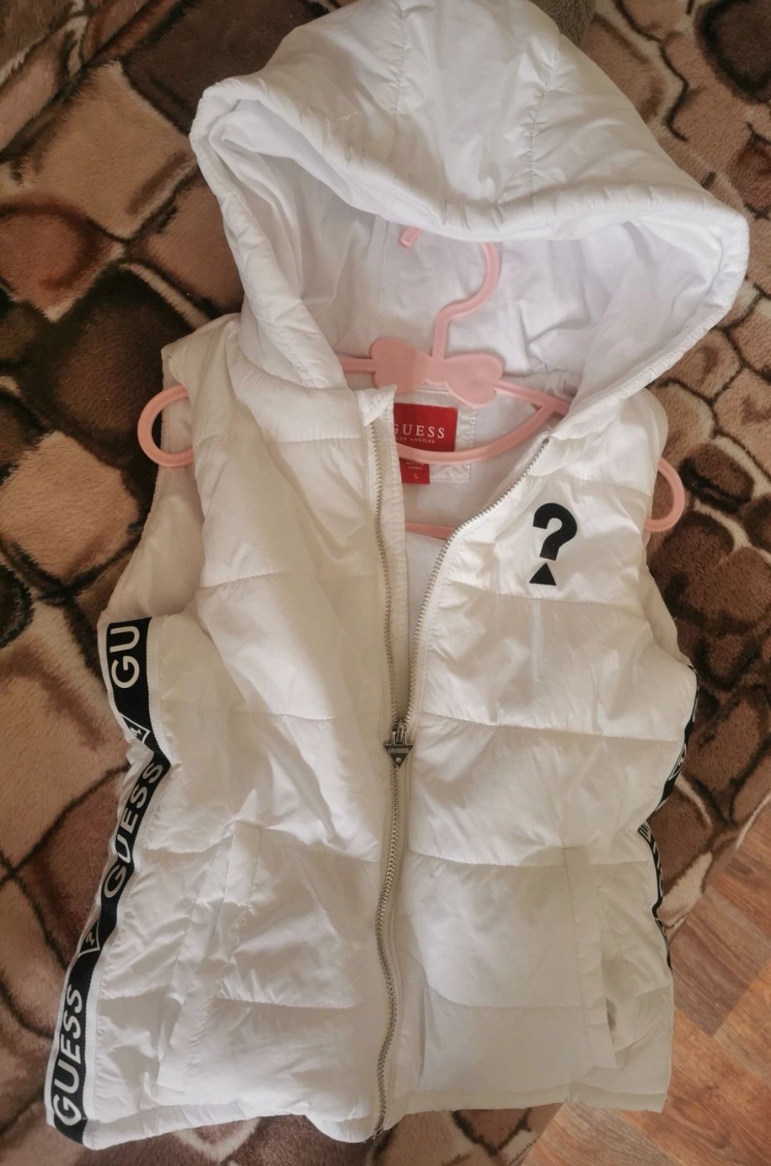 Stylowy biały bezrękawnik GUESS Premium 110