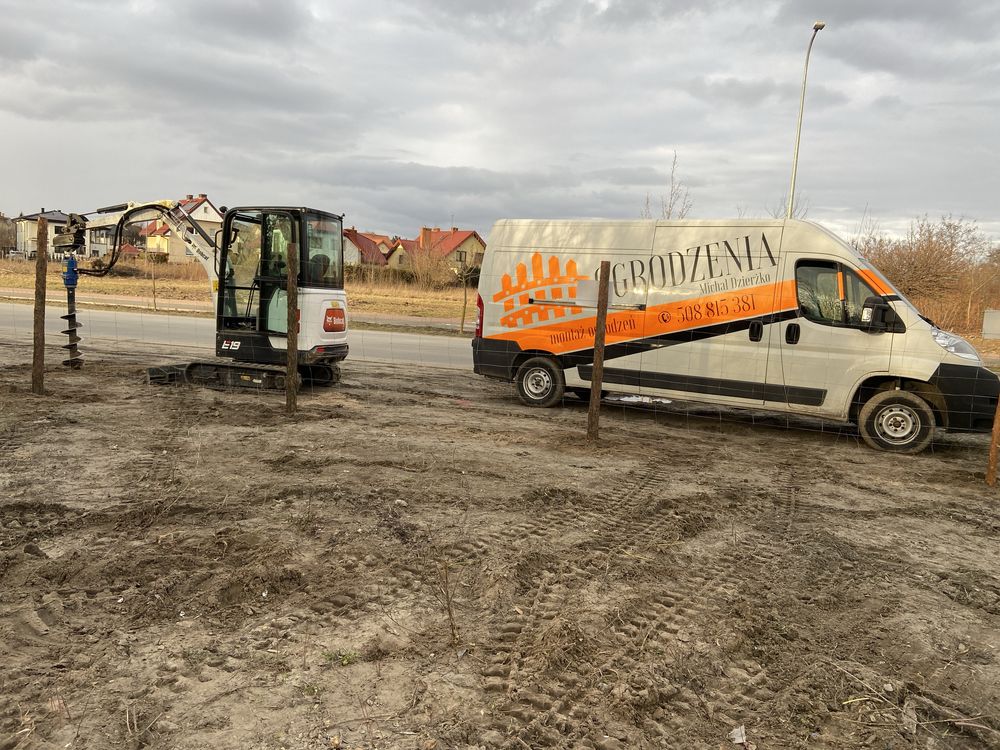 Ogrodzenie budowlane na słupkach toczonych /tymczasowe/leśne