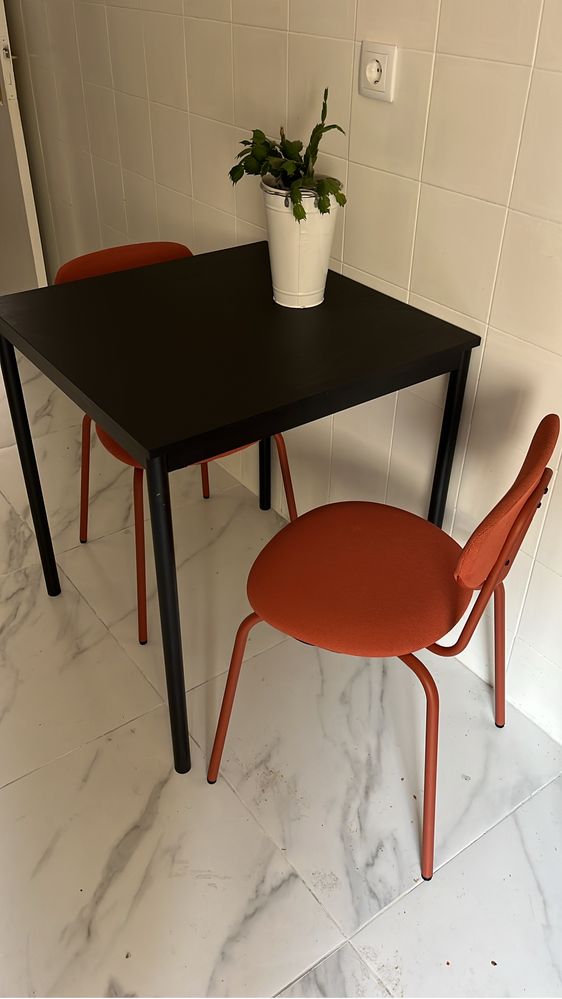 conjunto de mesa com cadeiras