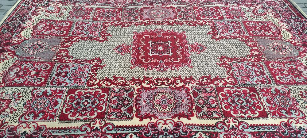 Dywan czerwono beżowy