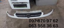 Решітка радіатора Opel Vivaro 8200044873 опель віваро передня панель
