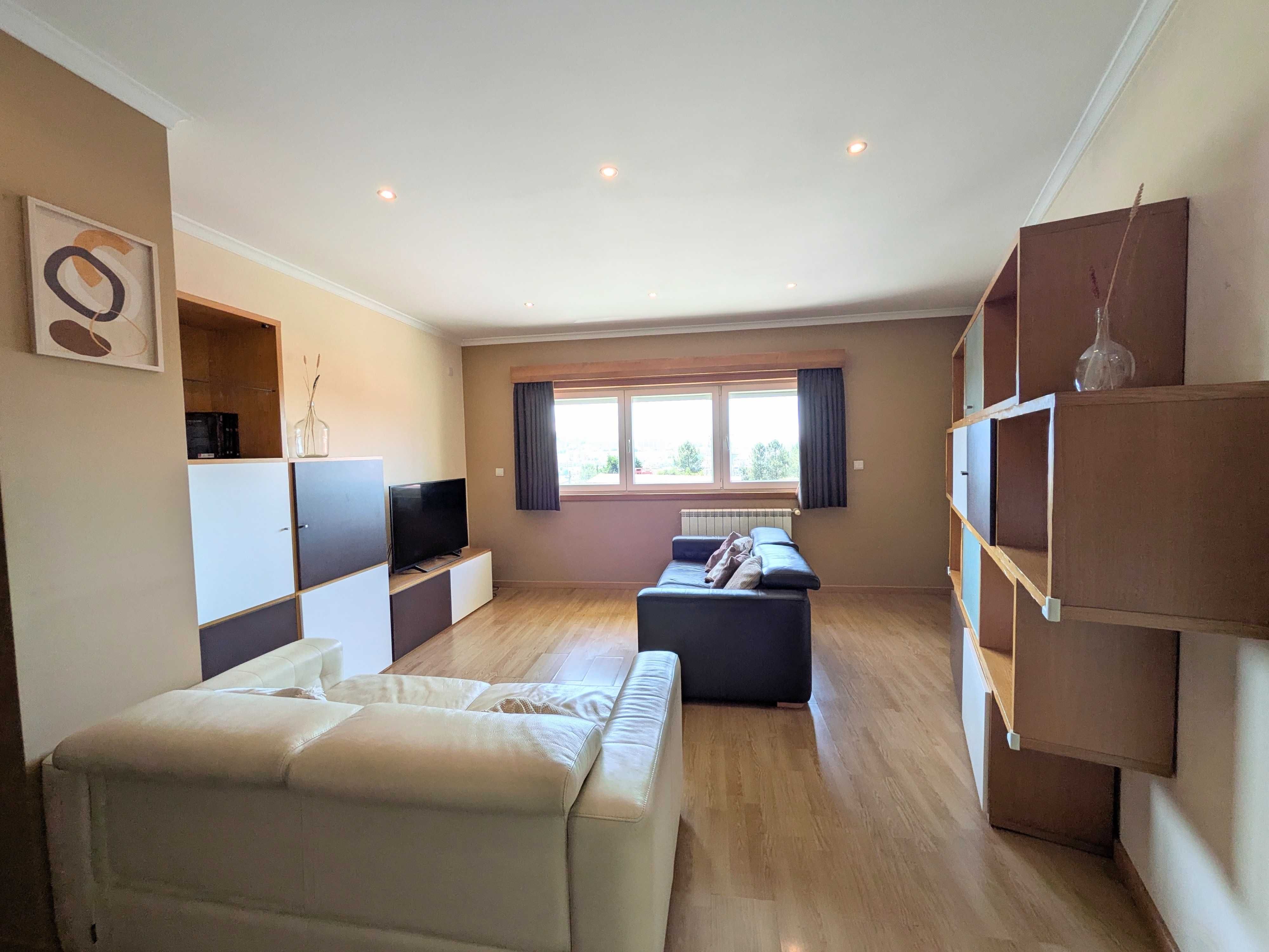 Apartamento T3+1 Duplex com 4 varandas, suíte com closet e escritório